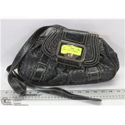 WOMEN'S BLACK GUESS PURSE