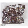 Image 1 : LOT OF 50 TREAT SIZE BAGS OF M & M MILK CHOCOLATE
