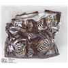 Image 1 : LOT OF 50 TREAT SIZE BAGS OF M & M MILK CHOCOLATE