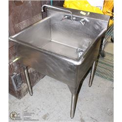 30" X 28" SINGLE WIDE WELL SINK. APPROX. 3FT HIGH
