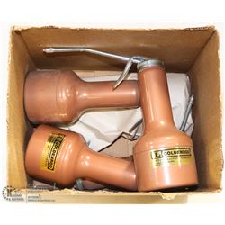 BOX WITH 5 PISTOL PUMP OILERS