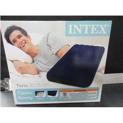 New Intex Twin Classic Downey Air Mattress / great floating mattress for