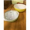 Image 2 : 2 Pyrex bowls, one w/lid