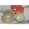 Image 1 : Celadon petal saucer and a celadon glazed shallow dish