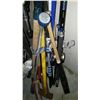 Image 2 : BUNDLE OF GARDEN TOOLS PITCHFORK AND SLEDGE HAMMER AND HOCKEY STICK FISHING ROD AND BAT