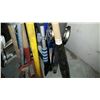 Image 3 : BUNDLE OF GARDEN TOOLS PITCHFORK AND SLEDGE HAMMER AND HOCKEY STICK FISHING ROD AND BAT