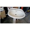 Image 2 : PORCELAIN PEDESTLE SINK