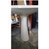Image 3 : PORCELAIN PEDESTLE SINK