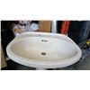 Image 4 : PORCELAIN PEDESTLE SINK