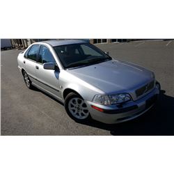 2002 VOLVO S40, 4 DOOR SEDAN, 4 CYLINDER TURBO AUTOMATIC, 188611KM WITH KEY AND REGISTRATION