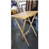 Image 3 : 4 FOLDING MAPLE TV TRAYS