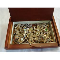 LOT OF RHINESTONE JEWELLRY