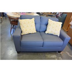 NEW ASHLEY SIGANTURE DESIGN MODERN GREY FABRIC LOVESEAT WITH 2 ACCENT PILLOWS, RETAIL $1,499