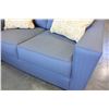 Image 3 : NEW ASHLEY SIGANTURE DESIGN MODERN GREY FABRIC LOVESEAT WITH 2 ACCENT PILLOWS, RETAIL $1,499