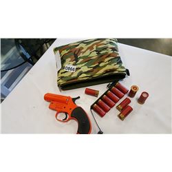 FLARE GUN W/ FLARES