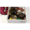 Image 2 : TRAY OF JEWELRY