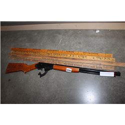 VINTAGE RED RYDER GUN AND 4 YARDSTICKS