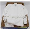 Image 1 : FLAT OF NEWBORN 4 SLEEPERS & 2 BODY SUITS