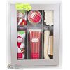 Image 1 : MERRY & BRIGHT BATH SET INCL LOTIONS, SOAPS,