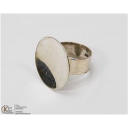 STERLING SILVER DISC RING SIZE 7.