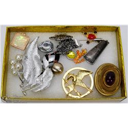 BOX OF VINTAGE PENDANTS & BROOCHES.
