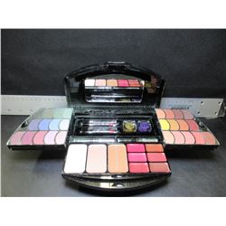 New Cameo Beauty Case of Makup
