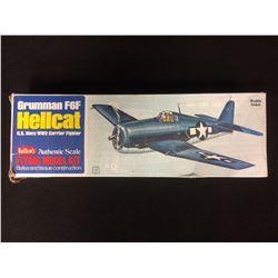 Guillow's Flying Model Kit: Grumman F6F HELLCAT (U.S. Navy WW2 Carrier Fighter)