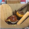 Image 1 : Box Lot: Wooden Kitchen Items & Pottery (Incl: Lazy Susan)