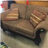 Image 1 : Love Seat w/Cushions