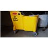 Image 3 : RUBBER MAID MOP BUCKET W. WRINGER