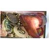 Image 3 : TWO TRAYS OF PRECIOUS STONES JADE AND JEWELLRY