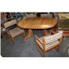 Image 2 : ROUND OAK DINING TABLE W/ LEAF AND 4 CHAIRS