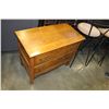 Image 2 : ANTIQUE KRUG 2 DRAWER DRESSOR ON CASTORS