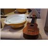 Image 1 : WHITE AND YELLOW PYREX BOWLS AND UKELELE
