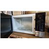 Image 2 : STAINLESS AND BLACK MICROWAVE