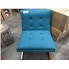 Image 1 : GREEN CUSHIONED CHAIR