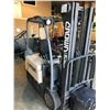 Image 2 : 2006 CROWN SC4020-30TT190 2 STAGE 2000LBS ELECTRIC FORKLIFT WITH CHARGER