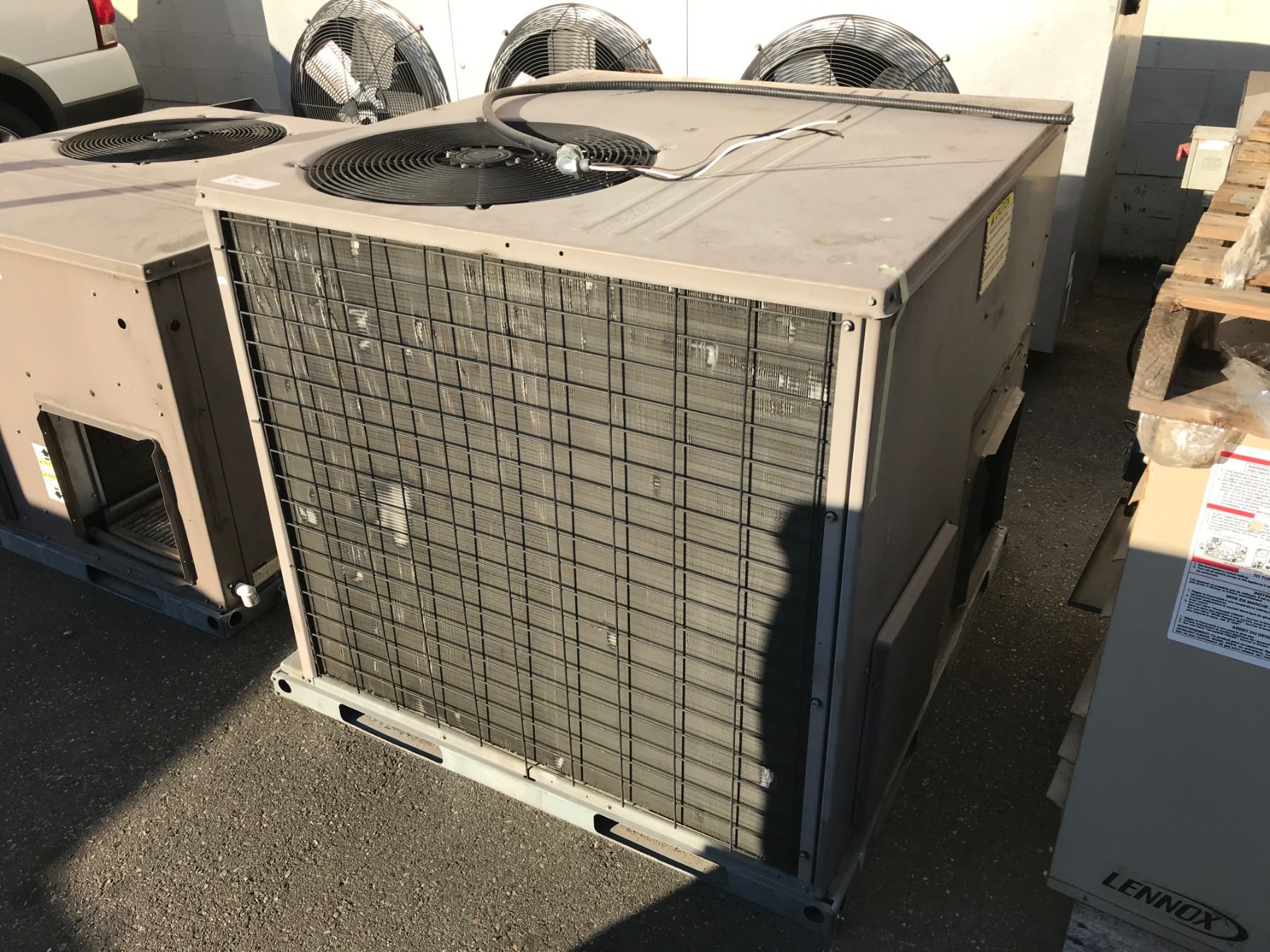 YORK OUTDOOR ROOFTOP AC UNIT - MODEL: ACP048G1101021C