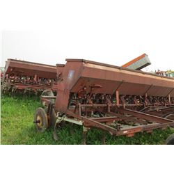 IH 150 - 2 SECTION HOE PRESS DRILL