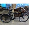 Image 1 : BLACK SPECIALIZED ENDURO COMP 20-SPEED MOUNTAIN BIKE WITH DISC BRAKES