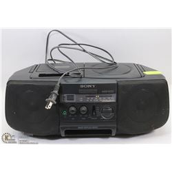 PORTABLE SONY STEREO CD/CASSETTE PLAYER.