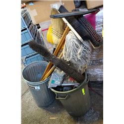 GARBAGE CAN WITH PORTABLE LIGHTS