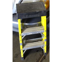 3FT FEATHER LIGHT FIBERGLASS STEP LADDER