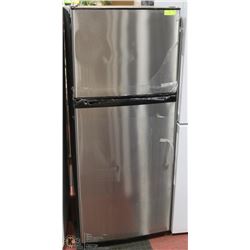 GE APARTMENT SIZE REFRIGERATOR/FREEZER STAINLESS