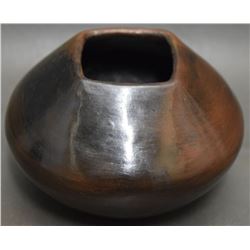 NAVAJO POTTERY JAR (CLING)