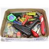 Image 1 : FLAT OF HANDTOOLS INCLUDING SCREWDRIVERS