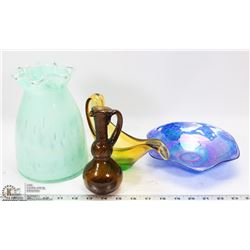 BOX OF ART GLASS ITEMS