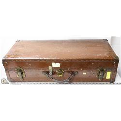 VINTAGE SUIT CASE TRUNK.