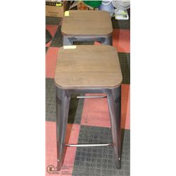 PAIR OF WOOD AND METAL BAR STOOLS