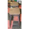 Image 1 : PAIR OF WOOD AND METAL BAR STOOLS